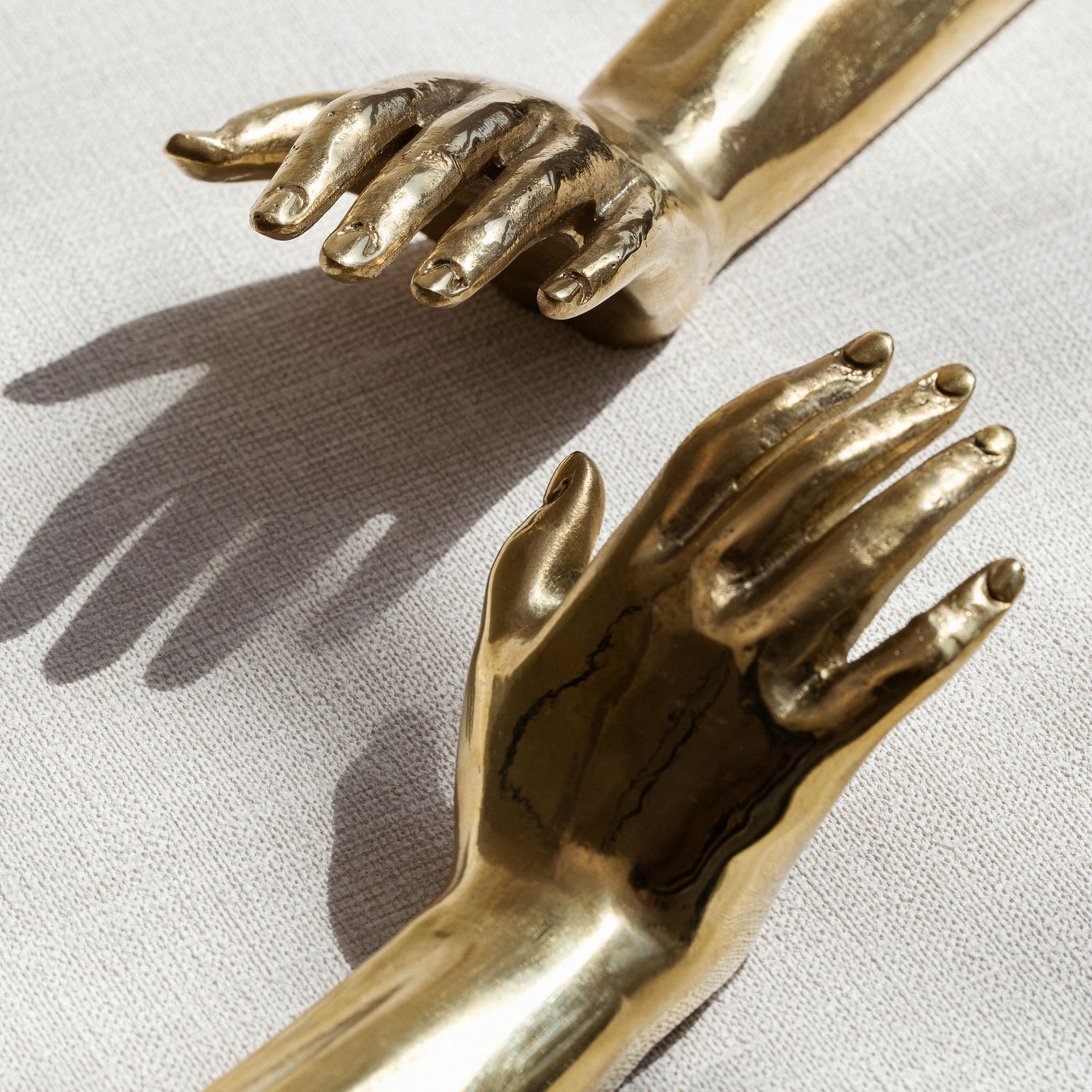 hand pullo left and right